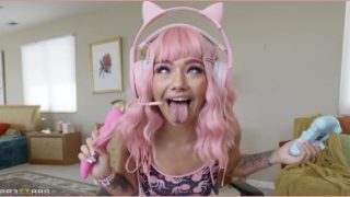 Gamer bitch sucking pussy BF with housekeeper milf threesome hot sex